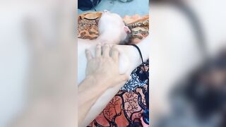 Coppia italiana esibizionista in spiaggia pubblica