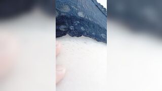 Coppia italiana esibizionista in spiaggia pubblica