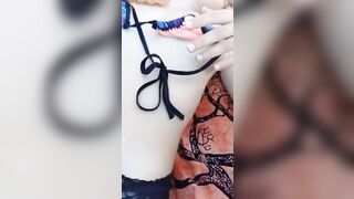 Coppia italiana esibizionista in spiaggia pubblica