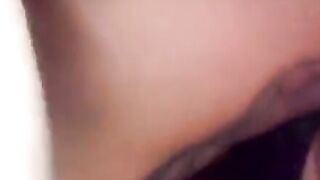 Ce l'ho in culo - Milf si masturba col dildo col fidanzato che la incula