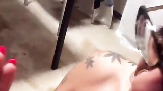 Ce l'ho in culo - Milf si masturba col dildo col fidanzato che la incula