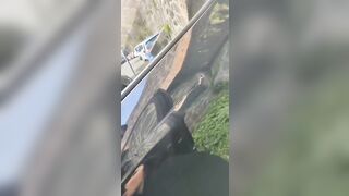 Le riempio la faccia di sborra in un parcheggio