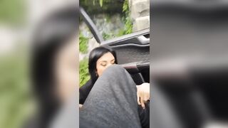 Le riempio la faccia di sborra in un parcheggio