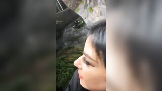 Le riempio la faccia di sborra in un parcheggio