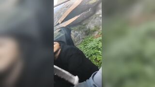 Le riempio la faccia di sborra in un parcheggio