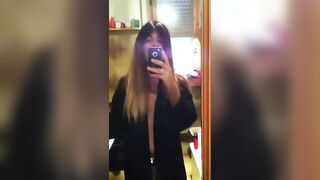 In Italia per avere successo bisogna mostrare le tette e il culo