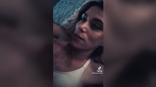 Fidanzata si fa riempire la faccia di sperma