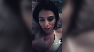 Fidanzata si fa riempire la faccia di sperma