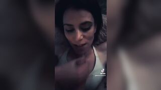 Fidanzata si fa riempire la faccia di sperma