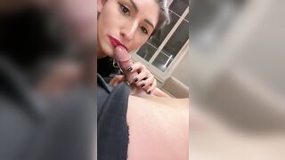 Fidanzati 18 enni si riprendono mentre lei gli fa un pompino