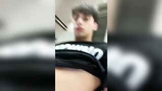 Fidanzati 18 enni si riprendono mentre lei gli fa un pompino