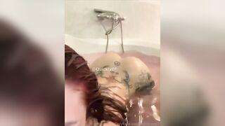 Ragazza italiana tatuata nella vasca