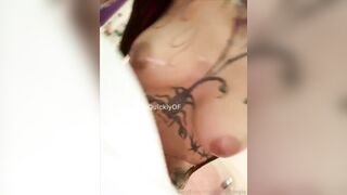 Ragazza italiana tatuata nella vasca