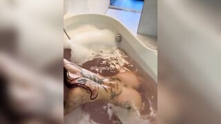 Ragazza italiana tatuata nella vasca