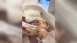 Anteprima del video: Ragazza italiana tatuata nella vasca