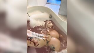 Ragazza italiana tatuata nella vasca