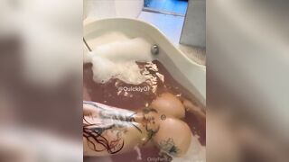 Ragazza italiana tatuata nella vasca