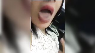 Porca napoletana si fa leccare la fica