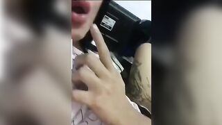 Porca napoletana si fa leccare la fica