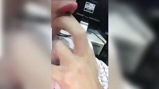 Porca napoletana si fa leccare la fica