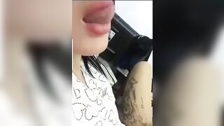 Porca napoletana si fa leccare la fica