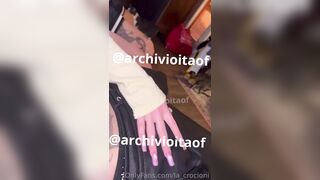 Crystal Crocioni succhia il cazzo a 2 amici