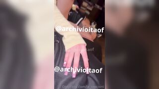 Crystal Crocioni succhia il cazzo a 2 amici