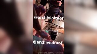 Crystal Crocioni succhia il cazzo a 2 amici