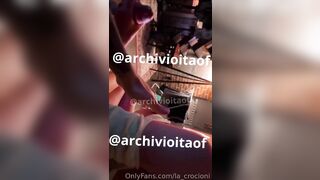 Crystal Crocioni succhia il cazzo a 2 amici