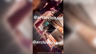 Crystal Crocioni succhia il cazzo a 2 amici