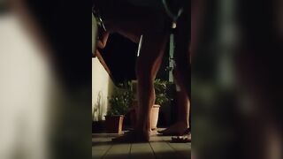 Coppia italiana fa sesso di notte sul terrazzo