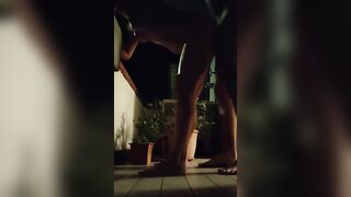 Coppia italiana fa sesso di notte sul terrazzo