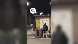 Coppia esibizionista scopa a Reggio di fronte al Mc Donalds