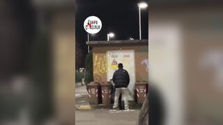 Coppia esibizionista scopa a Reggio di fronte al Mc Donalds