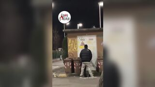 Coppia esibizionista scopa a Reggio di fronte al Mc Donalds