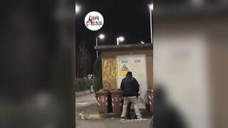Coppia esibizionista scopa a Reggio di fronte al Mc Donalds