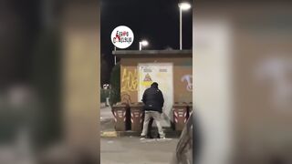 Coppia esibizionista scopa a Reggio di fronte al Mc Donalds