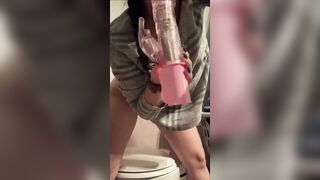 Si scopa nel bagno col vibratore