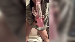 Si scopa nel bagno col vibratore