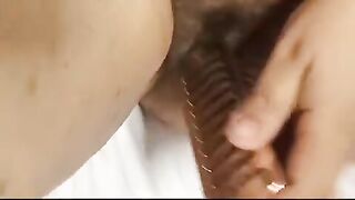 Mia moglie si masturba con la spazzola