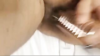 Mia moglie si masturba con la spazzola