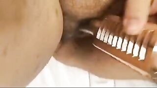 Mia moglie si masturba con la spazzola