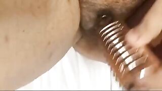 Mia moglie si masturba con la spazzola