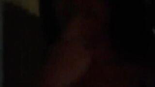 Cammina mostrando le tette e viene notata da un guardone