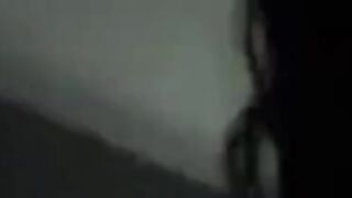 Cammina mostrando le tette e viene notata da un guardone