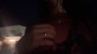 Cammina mostrando le tette e viene notata da un guardone