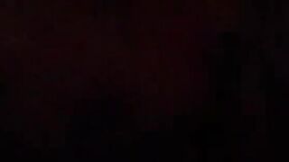 Cammina mostrando le tette e viene notata da un guardone