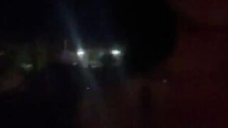 Cammina mostrando le tette e viene notata da un guardone