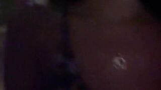 Cammina mostrando le tette e viene notata da un guardone