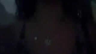 Cammina mostrando le tette e viene notata da un guardone